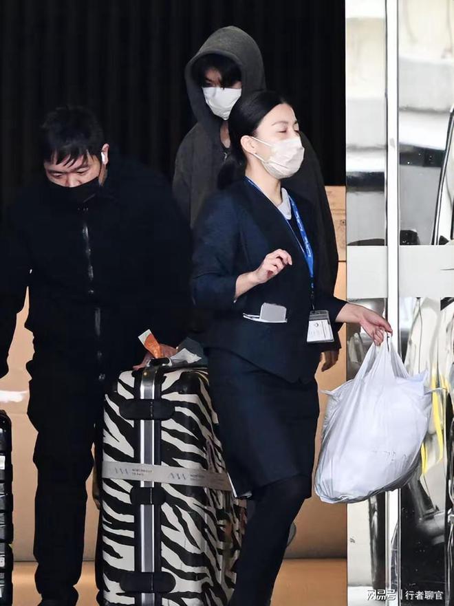气氛凝重 具俊晔戴耳机抱骨灰盒引质疑尊龙凯时网大S骨灰抵达台湾现场曝出！(图3)
