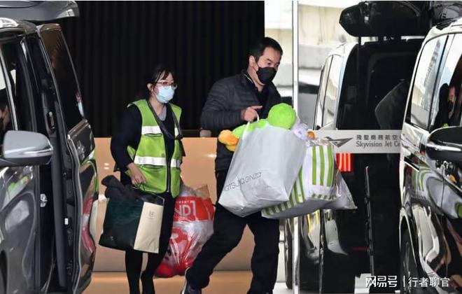 气氛凝重 具俊晔戴耳机抱骨灰盒引质疑尊龙凯时网大S骨灰抵达台湾现场曝出！(图6)