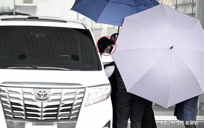 气氛凝重 具俊晔戴耳机抱骨灰盒引质疑尊龙凯时网大S骨灰抵达台湾现场曝出！(图5)